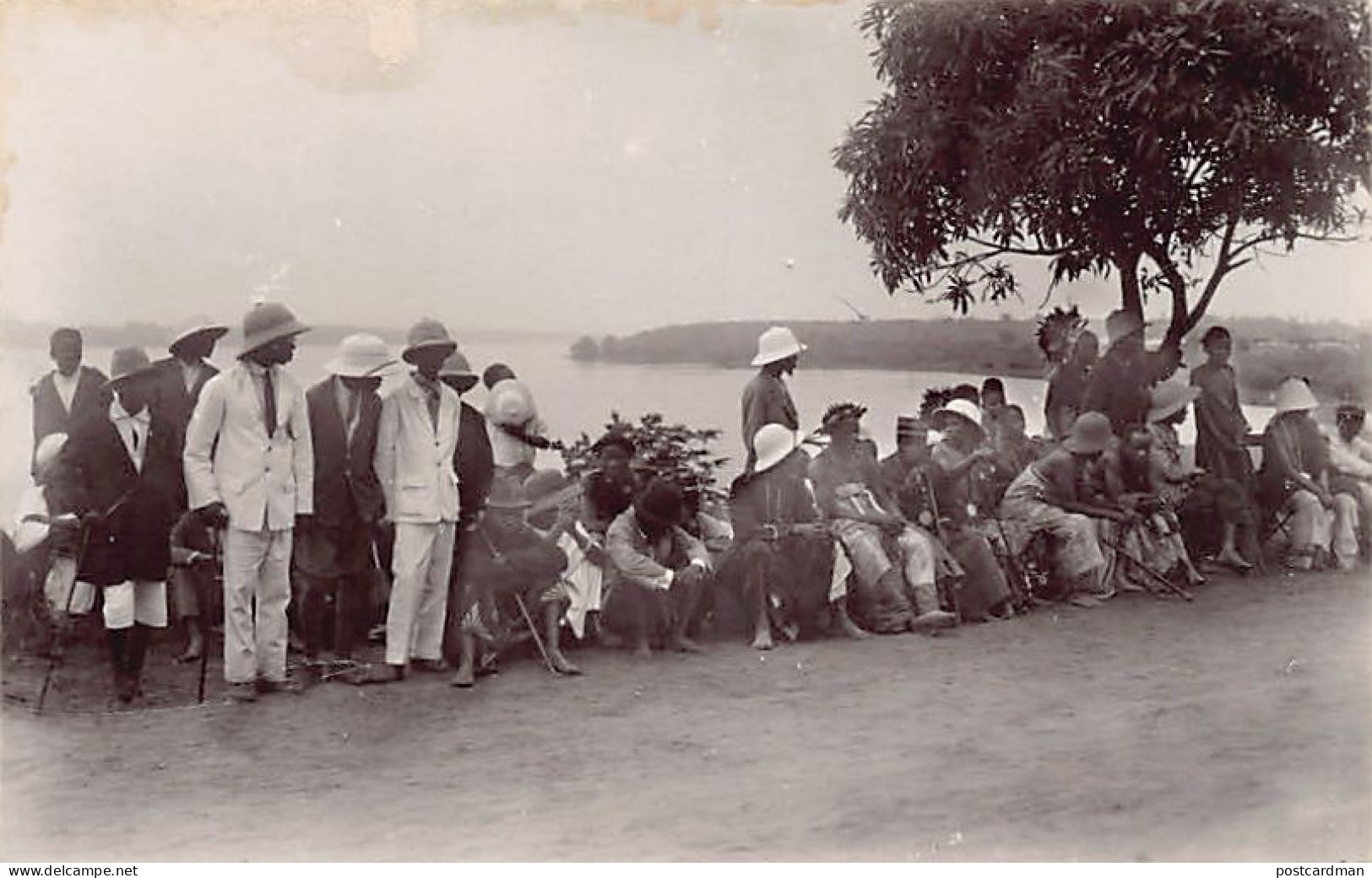 Congo Kinshasa - LEOPOLDVILLE - Européens et indigènes attendant - CARTE PHOTO - Ed. E. Bessières