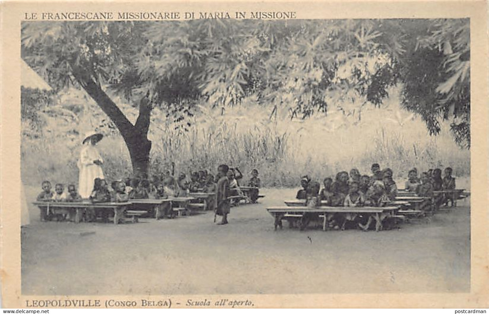 Congo Kinshasa - LEOPOLDVILLE - Européens et indigènes attendant - CARTE PHOTOL'école en plein air - Ed. Mission Francis