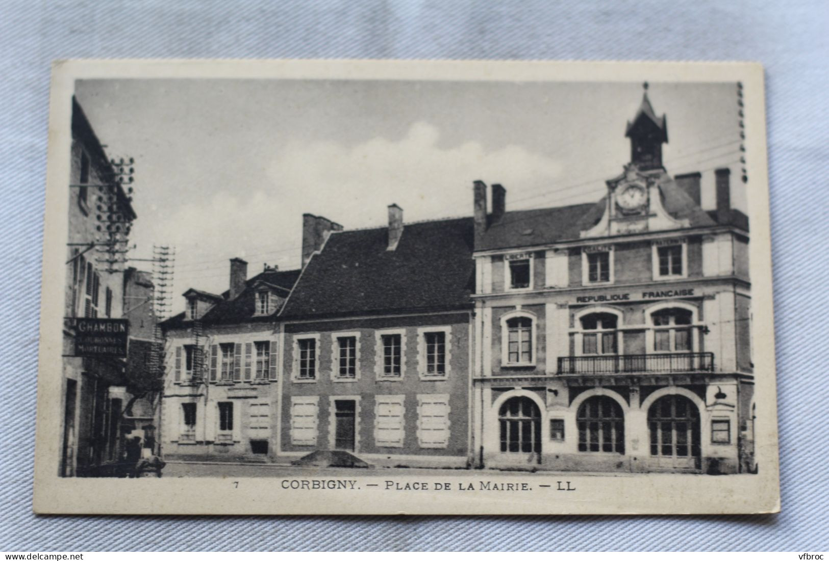 Corbigny, place de la mairie, Nièvre 58