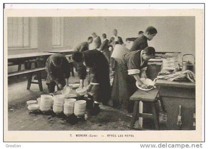 WONSAN (COREE) 7 APRES LES REPAS (ENFANTS NETTOYANT LA VAISELLE)
