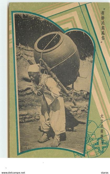 Corée du Sud - Homme portant sur son dos une très grosse poterie