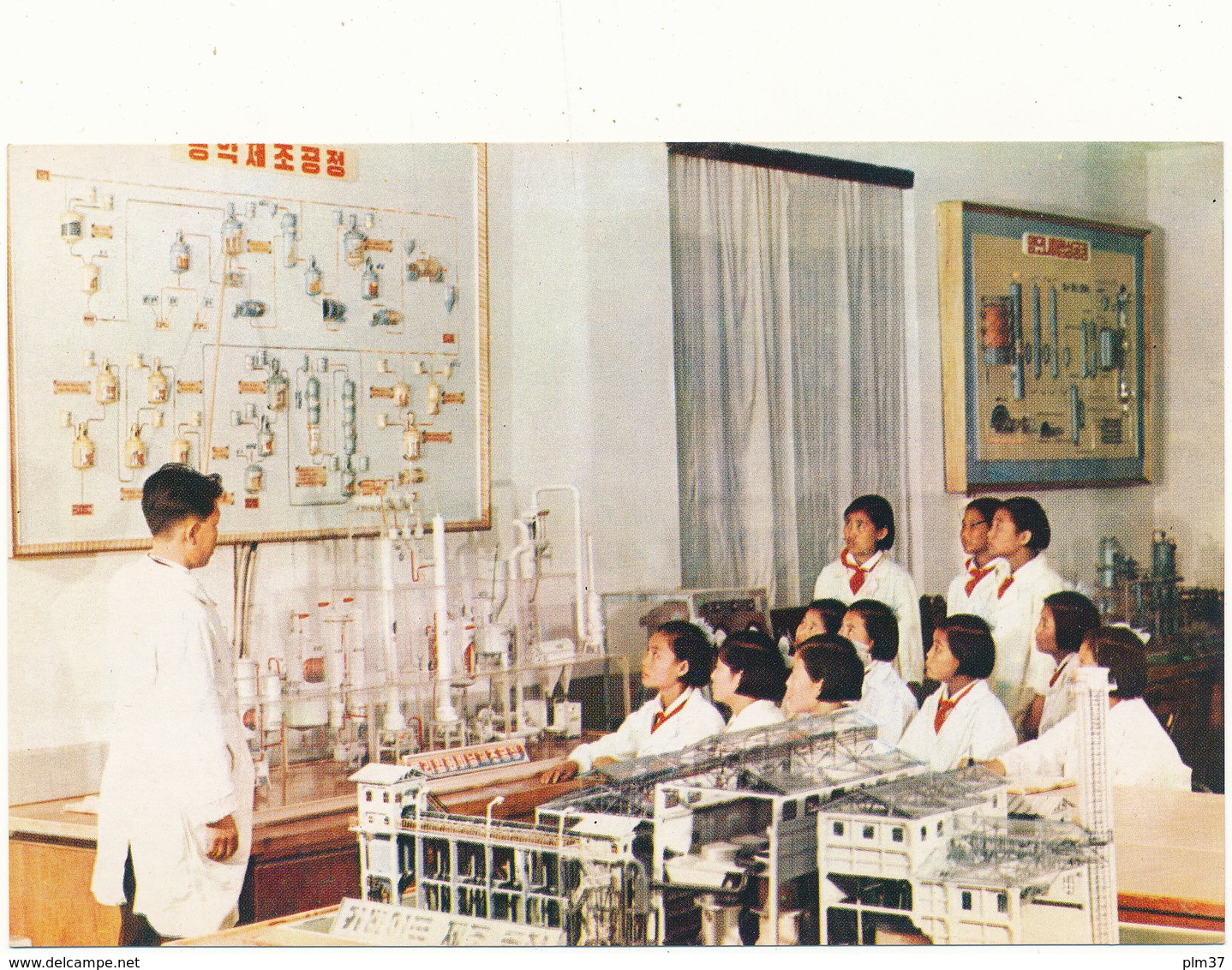 COREE DU NORD , PYONGYANG - Les Pionniers, Laboratoire de recherche Chimique