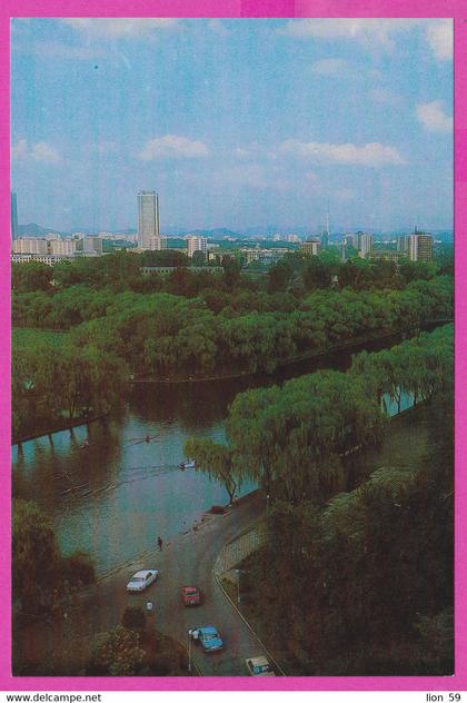 281330 / North Korea - Pyongyang - Park River car Sport Rowing Rudersport Aviron Panorama PC Nordkorea Coree du Nord