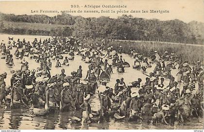 ref T266- afrique occidentale -les femmes armées de nasses font la peche dans les marigots -carte bon etat -