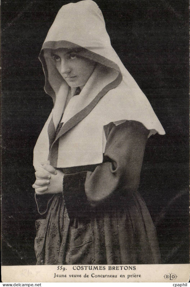 Costumes bretons CPA Jeuen veuve de Concarneau en priere