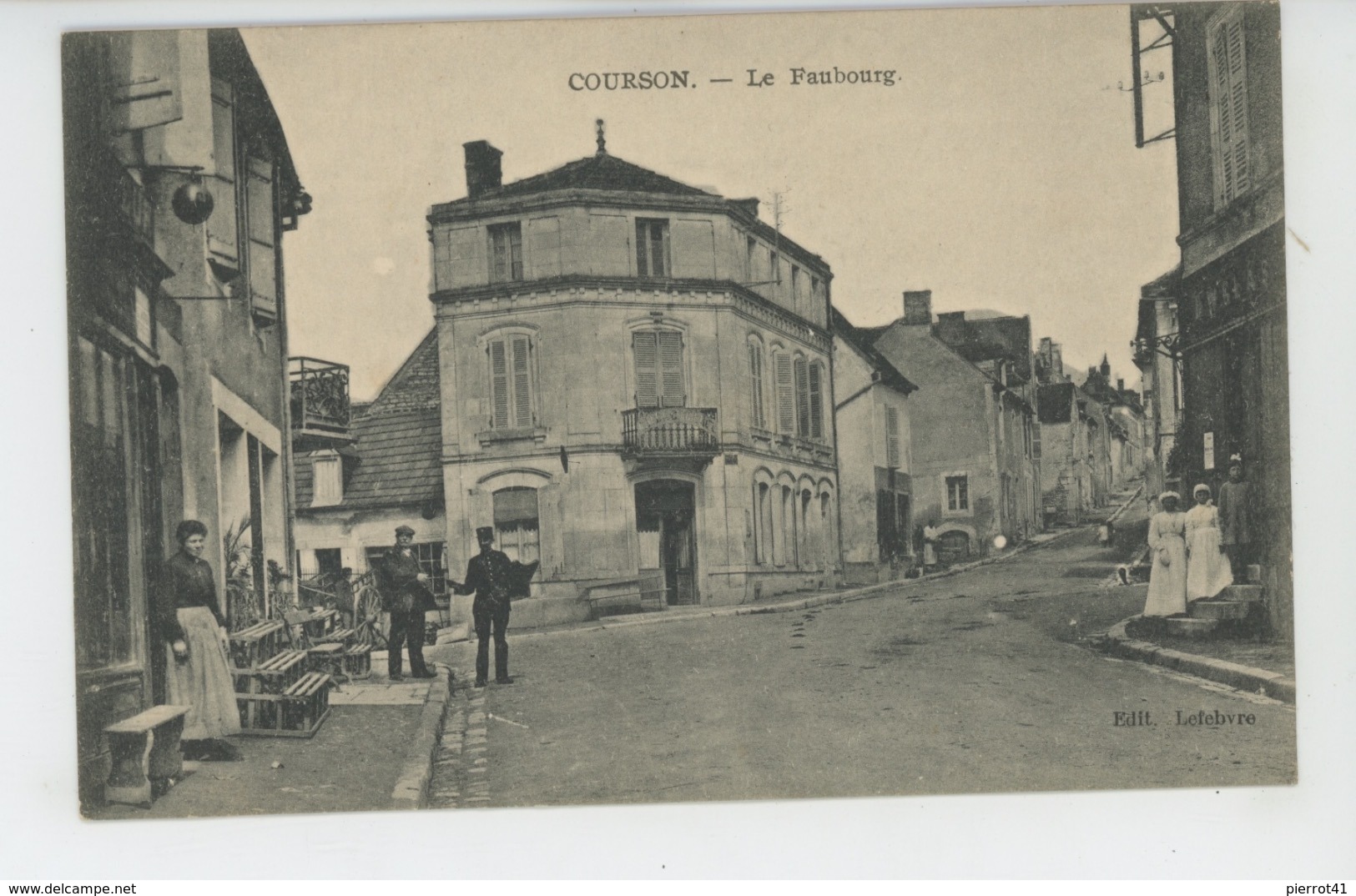 COURSON LES CARRIERES - Le Faubourg (facteur distribuant le courrier )