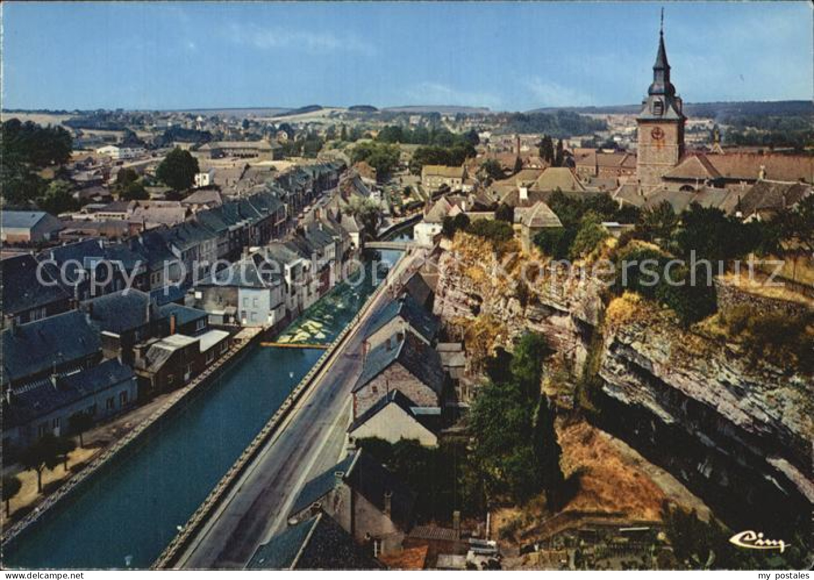 Couvin Ville et la falaise