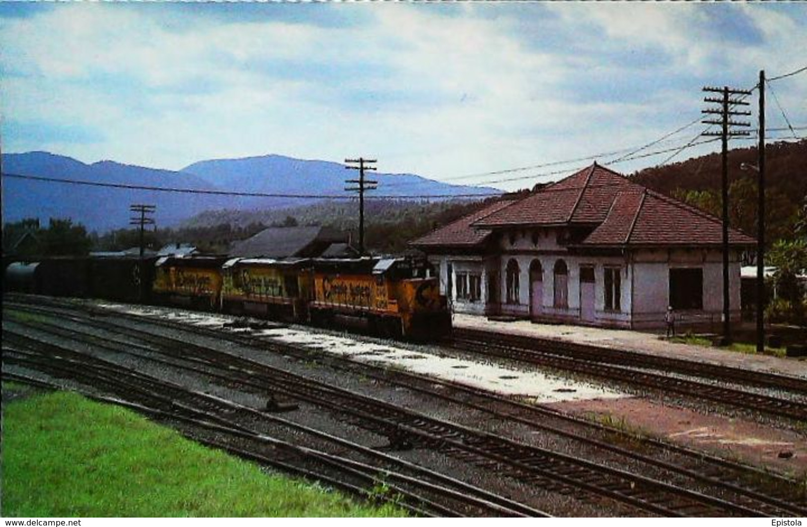 COVINGTON (Va. USA) - FREIGHT TRAIN  EMD power sandwich GE  GENERAL ELECTRIC "Chessie System" 1982