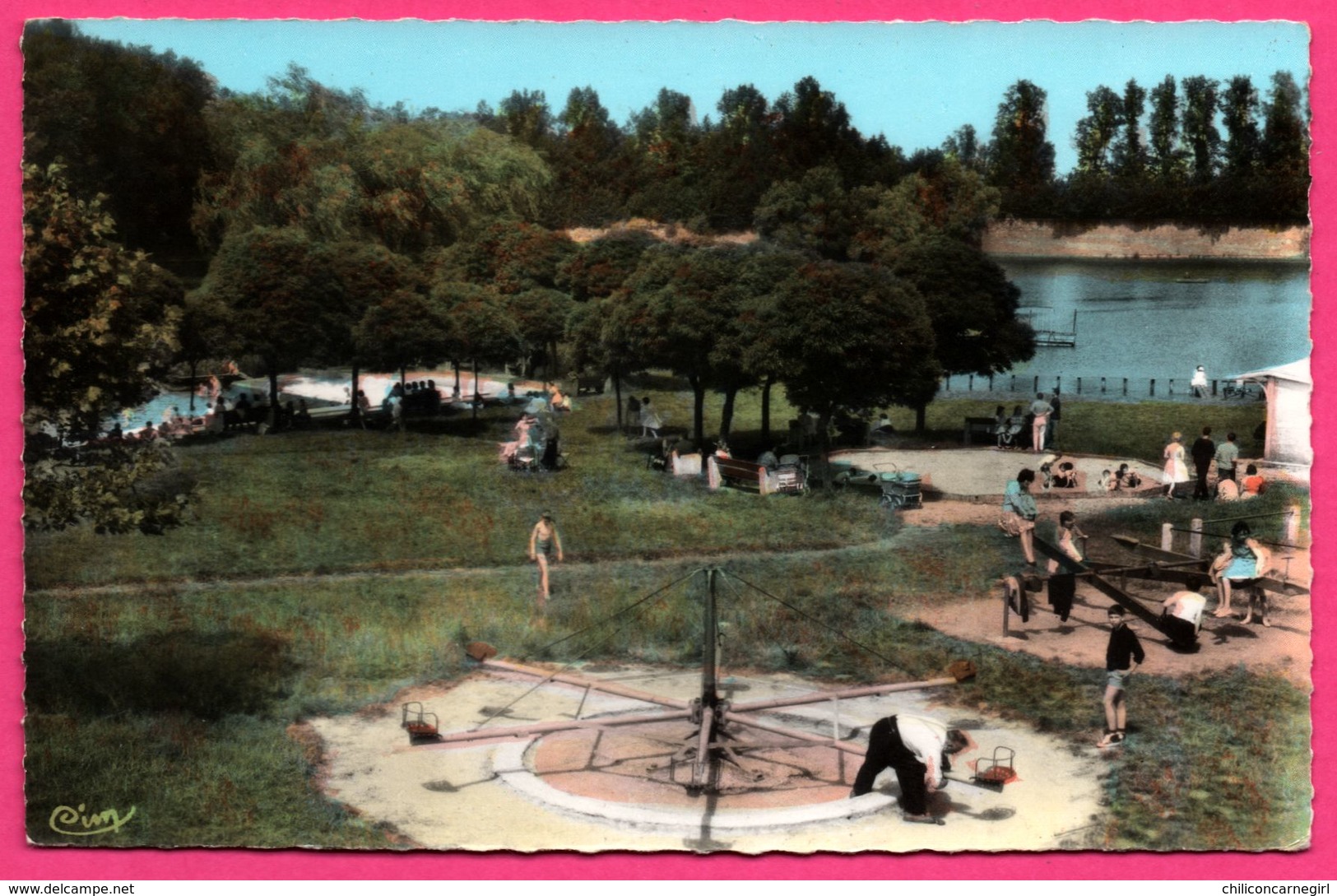 Cp Dentelée - Le Quesnoy - Les Jeux de la Plage - Balancelle - Tourniquet - Animée - CIM - Colorisée