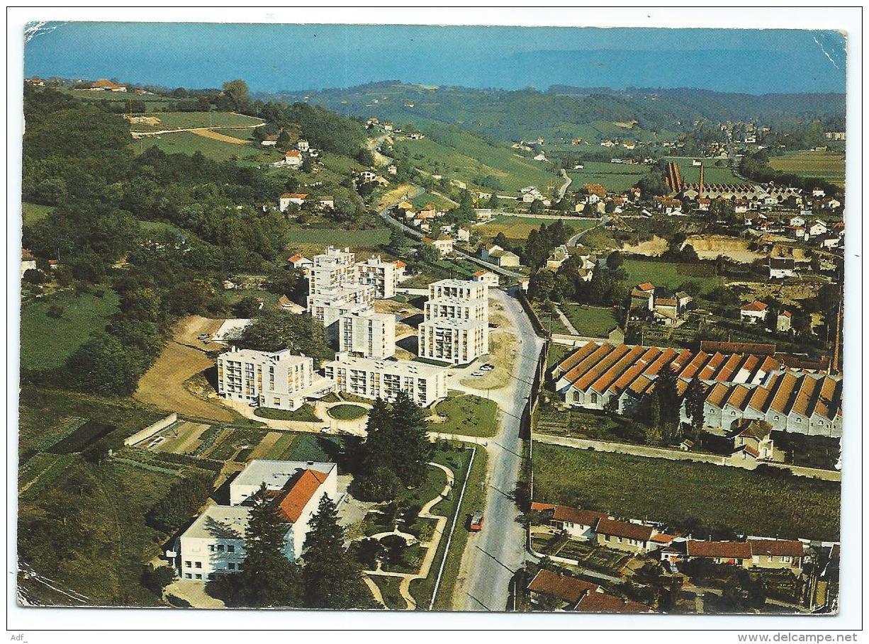 CP LA TOUR DU PIN, VUE AERIENNE SUR L'HOPITAL, LA RESIDENCE ET HLM, H.L.M " LA COTERELLE ", ISERE 38