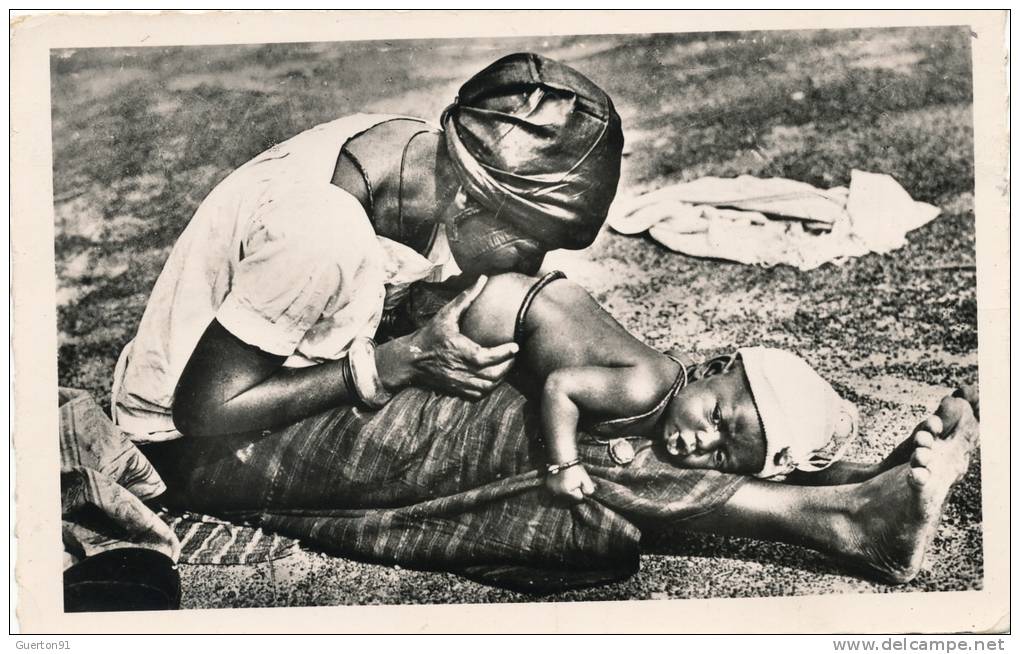 ( CP SM PF AFRIQUE )  NIGER  /  Bébé recevant un lavement  -