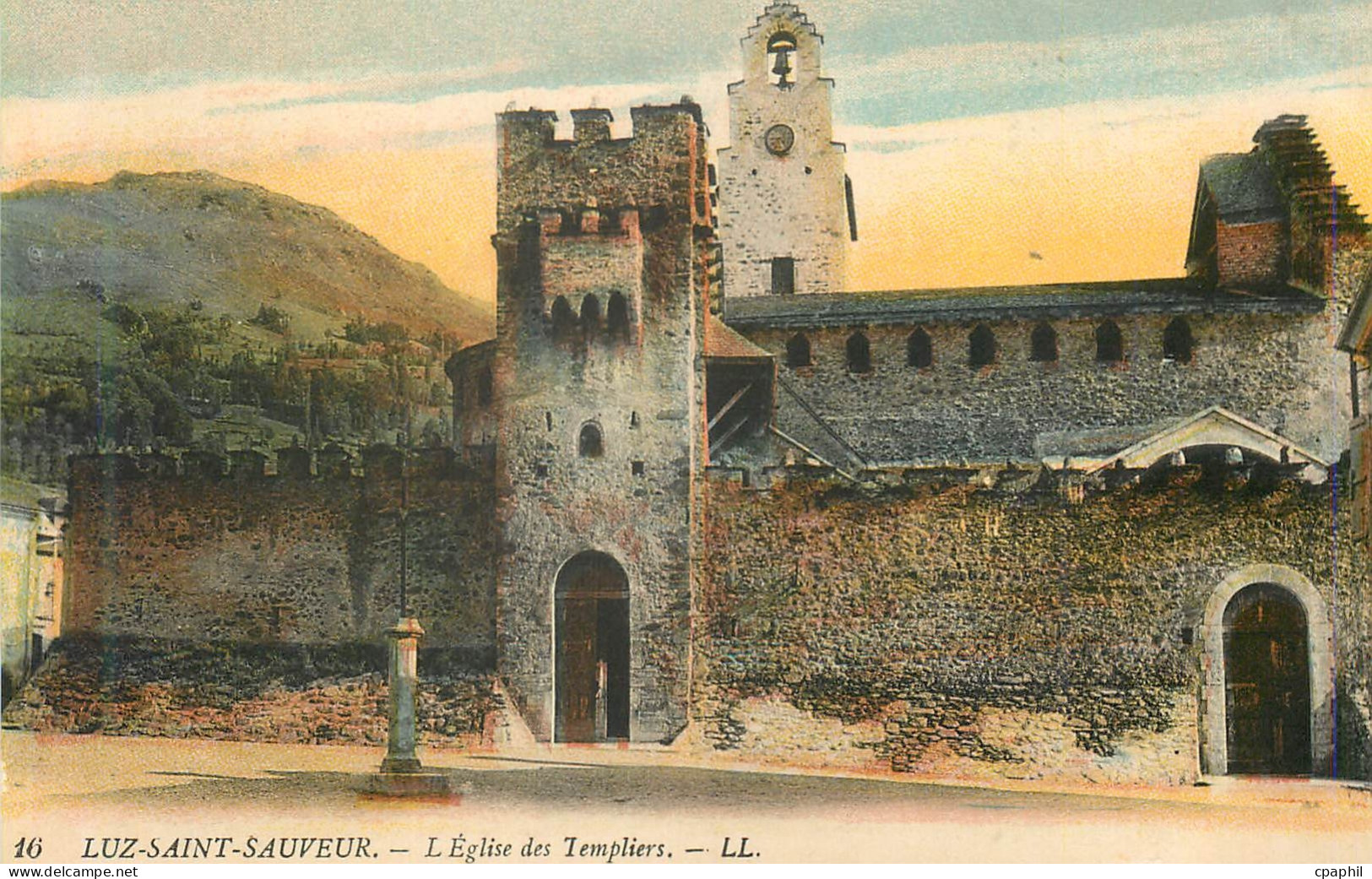 CPA 16 luz saint sauveur l eglise des templiers