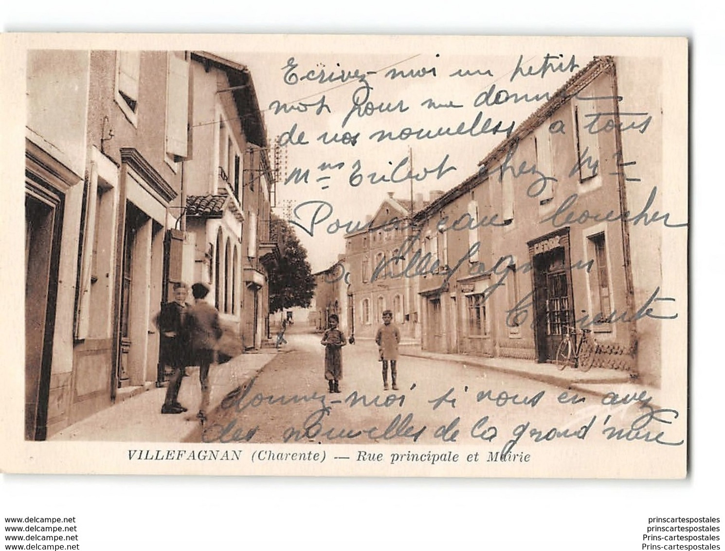 CPA 16 Villefagnan rue principlale et la mairie