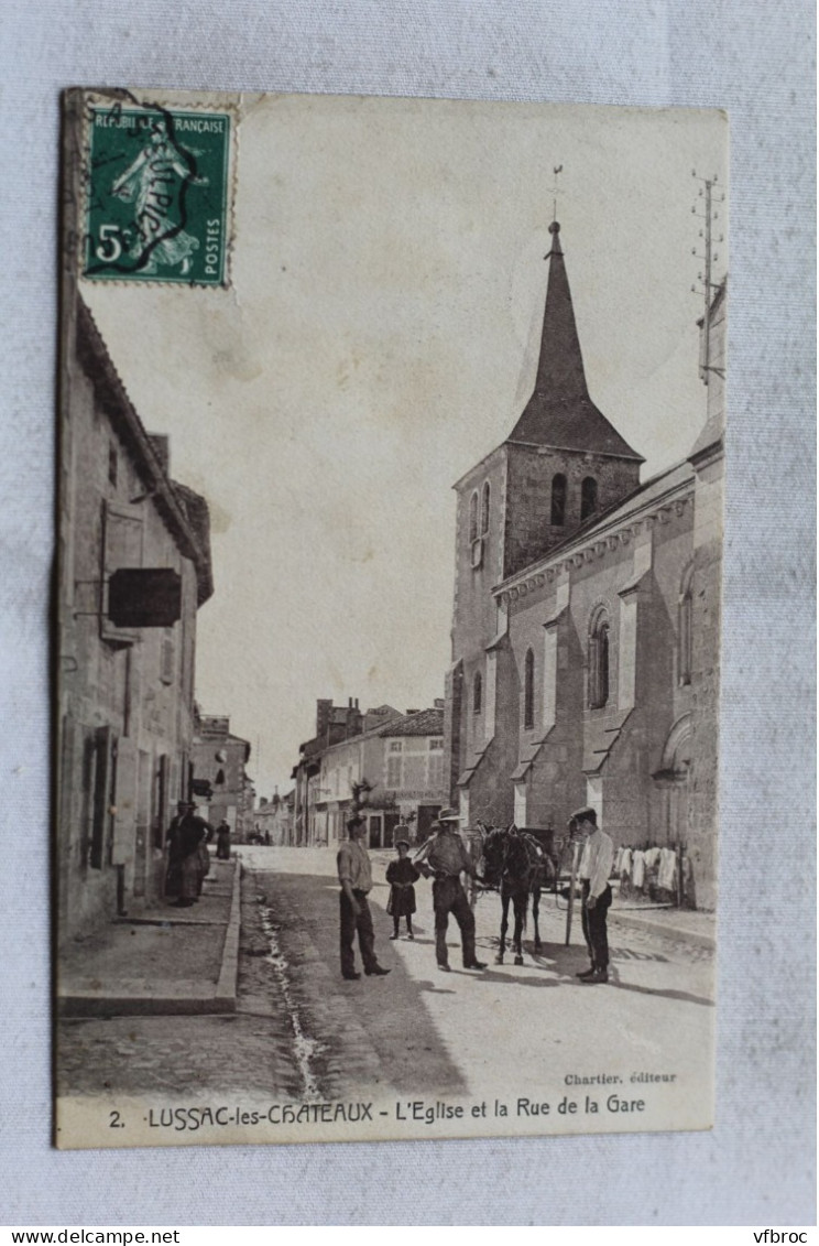 Cpa 1908, Lussac les Châteaux, l'église et la rue de la gare, Vienne 86