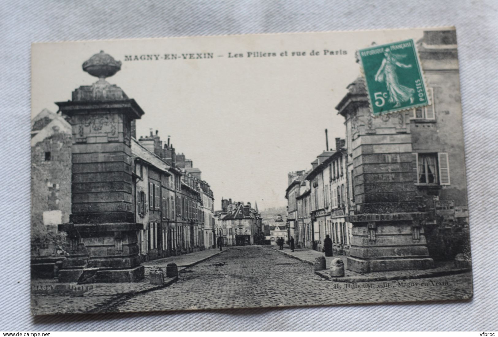 Cpa 1911, Magny en Vexin, les piliers et rue de Paris, Val d'Oise 95