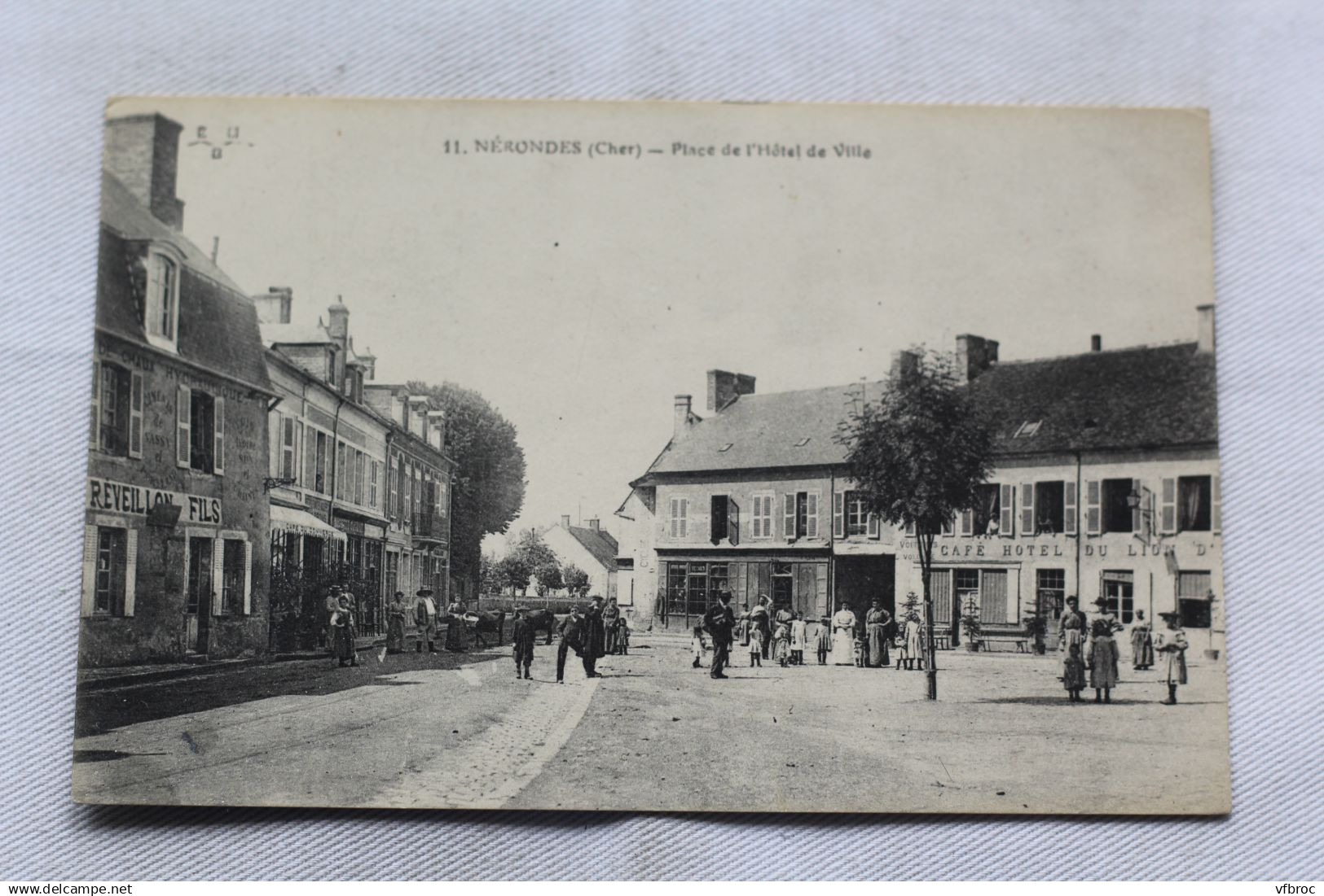 Cpa 1920, Nérondes, place de l'hôtel de ville, Cher 18