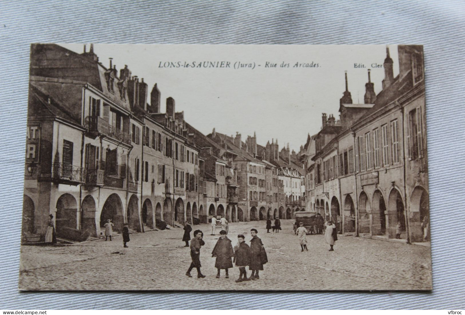 Cpa 1926, Lons le Saunier, rue des Arcades, Jura 39