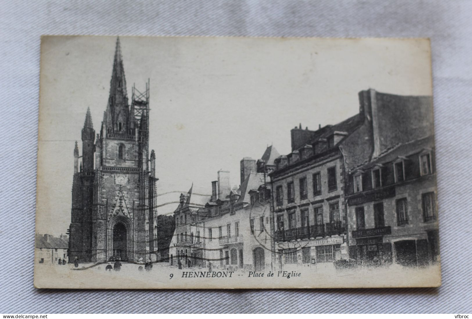 Cpa 1930, Hennebont, place de l'église, Morbihan 56