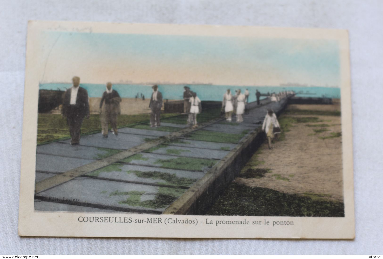 Cpa 1948, Courseulles sur mer, la promenade sur le ponton, Calvados 14
