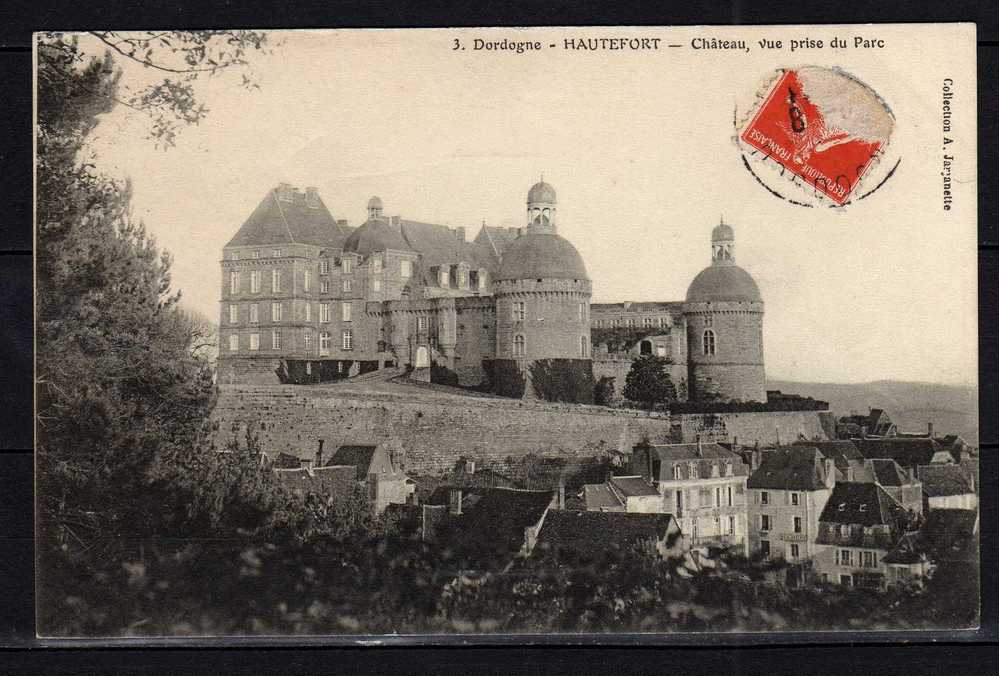 CPA 24 - Dordogne - Hautefort - Chateau , vue prise du Parc
