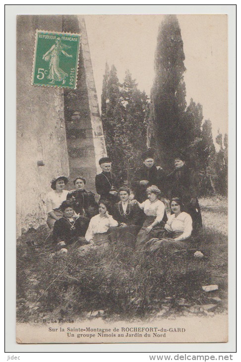 CPA 30 Gard Rochefort du Gard Sur la Sainte Montagne Un groupe de Nimois au jardin du nord Avignon Pujaut Saze Tavel