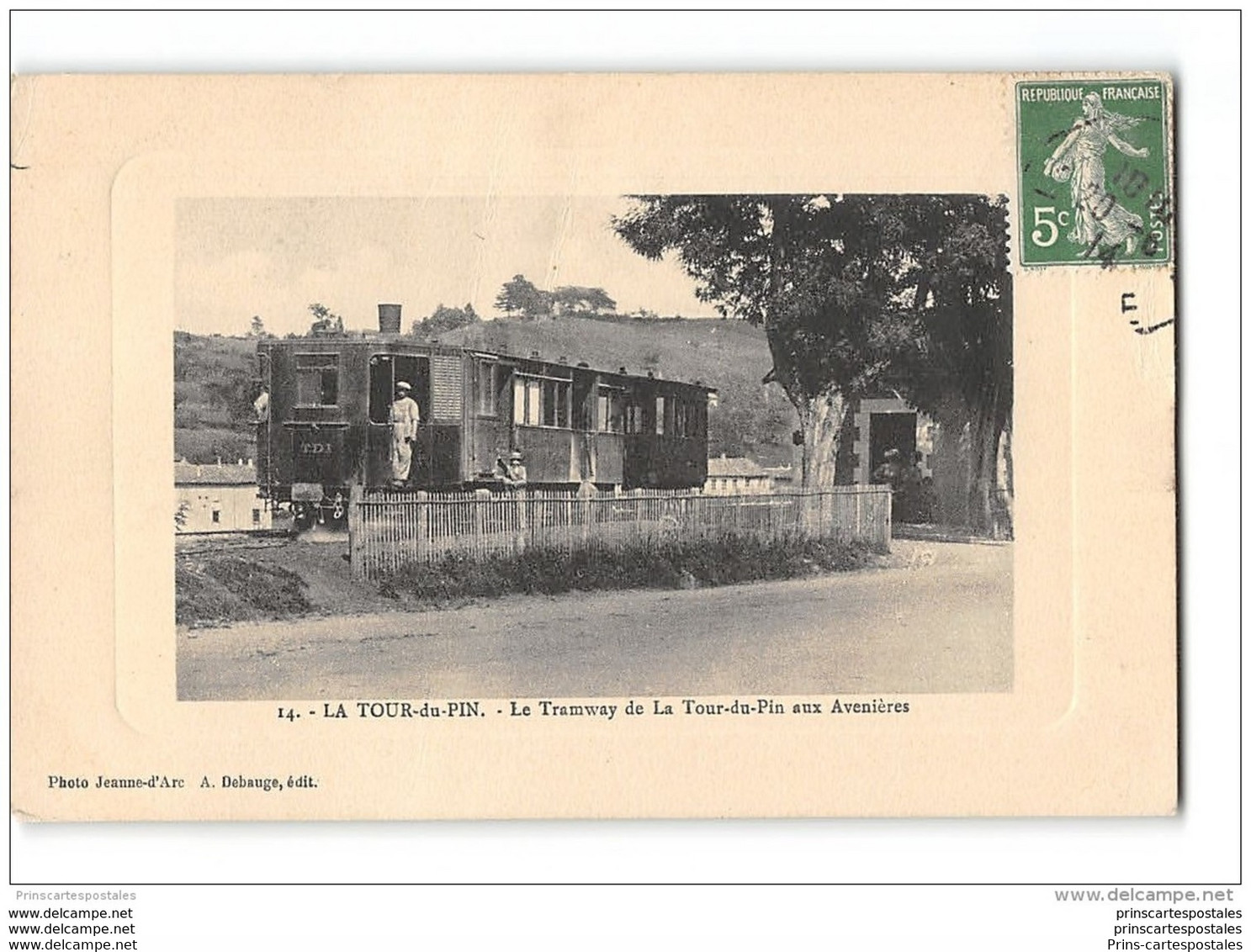 CPA 38 La Tour du Pin la gare et le train tramway ligne de La Tour du Pin Les Avenières