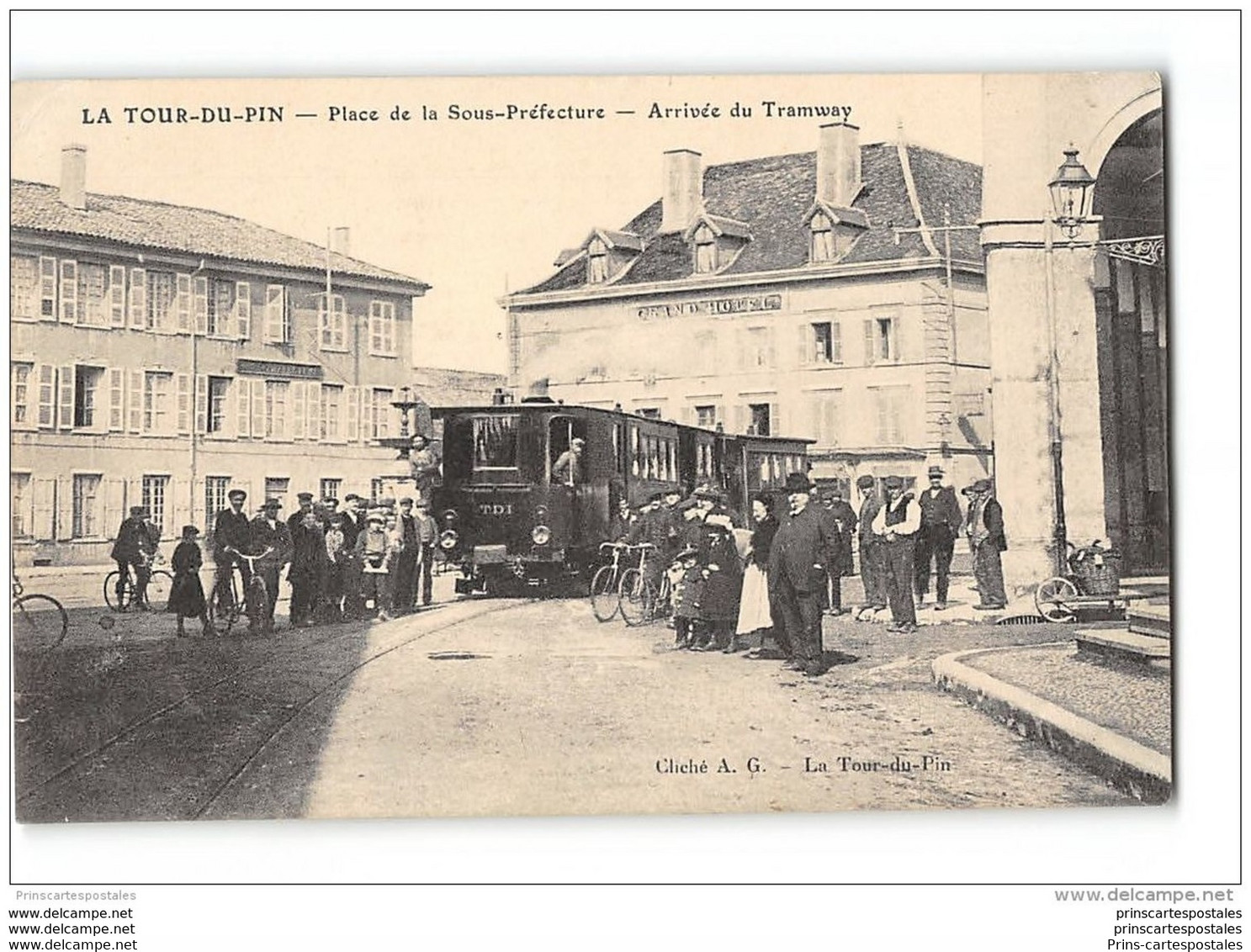 CPA 38 La Tour du Pin Place de la Sous Prefecture et le train tramway ligne de La Tour du Pin Les Avenières