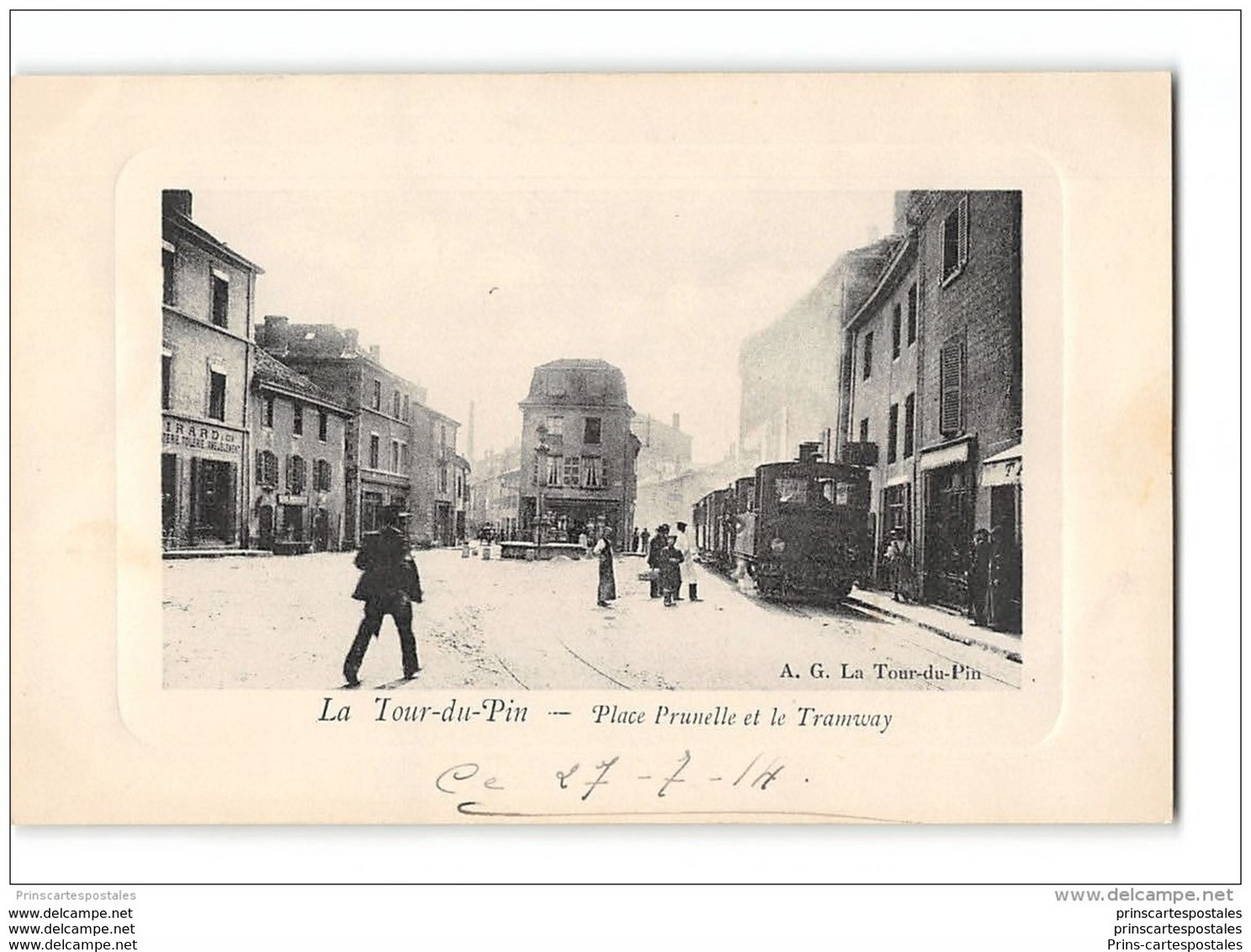 CPA 38 La Tour du Pin place Prunelle et le train tramway ligne de La Tour du Pin Les Avenières