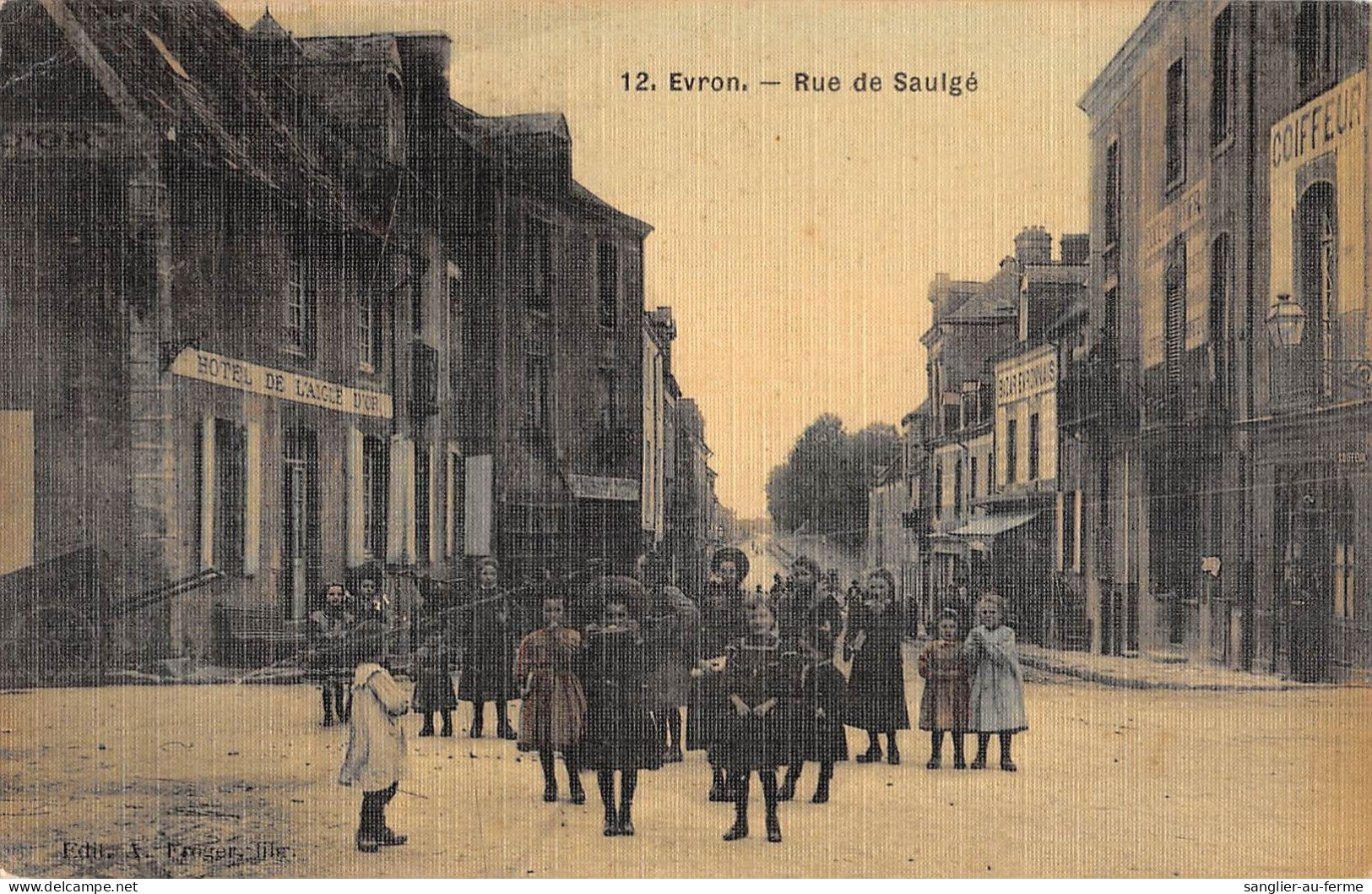 CPA 53 EVRON / RUE DE SAUGE / cpa toilée