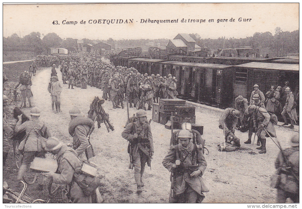 CPA 56 @ GUER COETQUIDAN @ Débarquement de troupes à la gare de Guer @ militaire