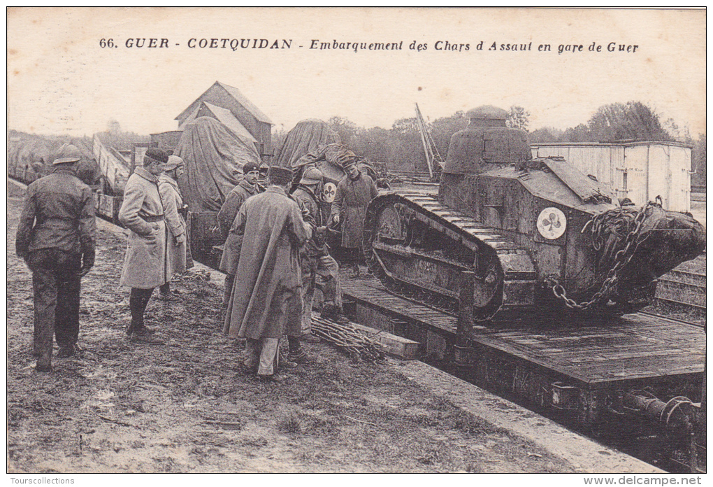 CPA 56 @ GUER COETQUIDAN @ Embarquement des Chars d' Assaut de Marque Trèfle en gare de Guer @ militaire