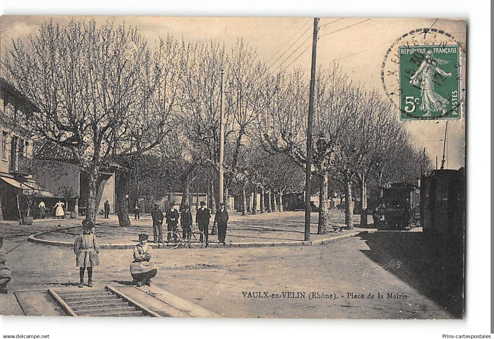 CPA 69 Vaux en Velin place de la mairie le tramway