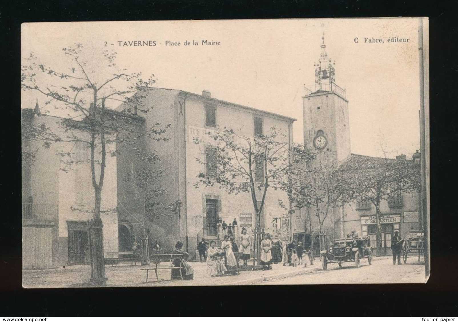 CPA- 83 - Tavernes - Place de la mairie - écrite