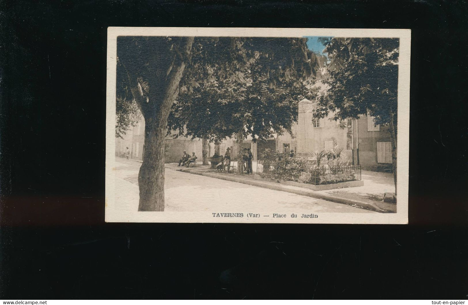 CPA- 83 - Tavernes - Place des Jardins ( du jardin )