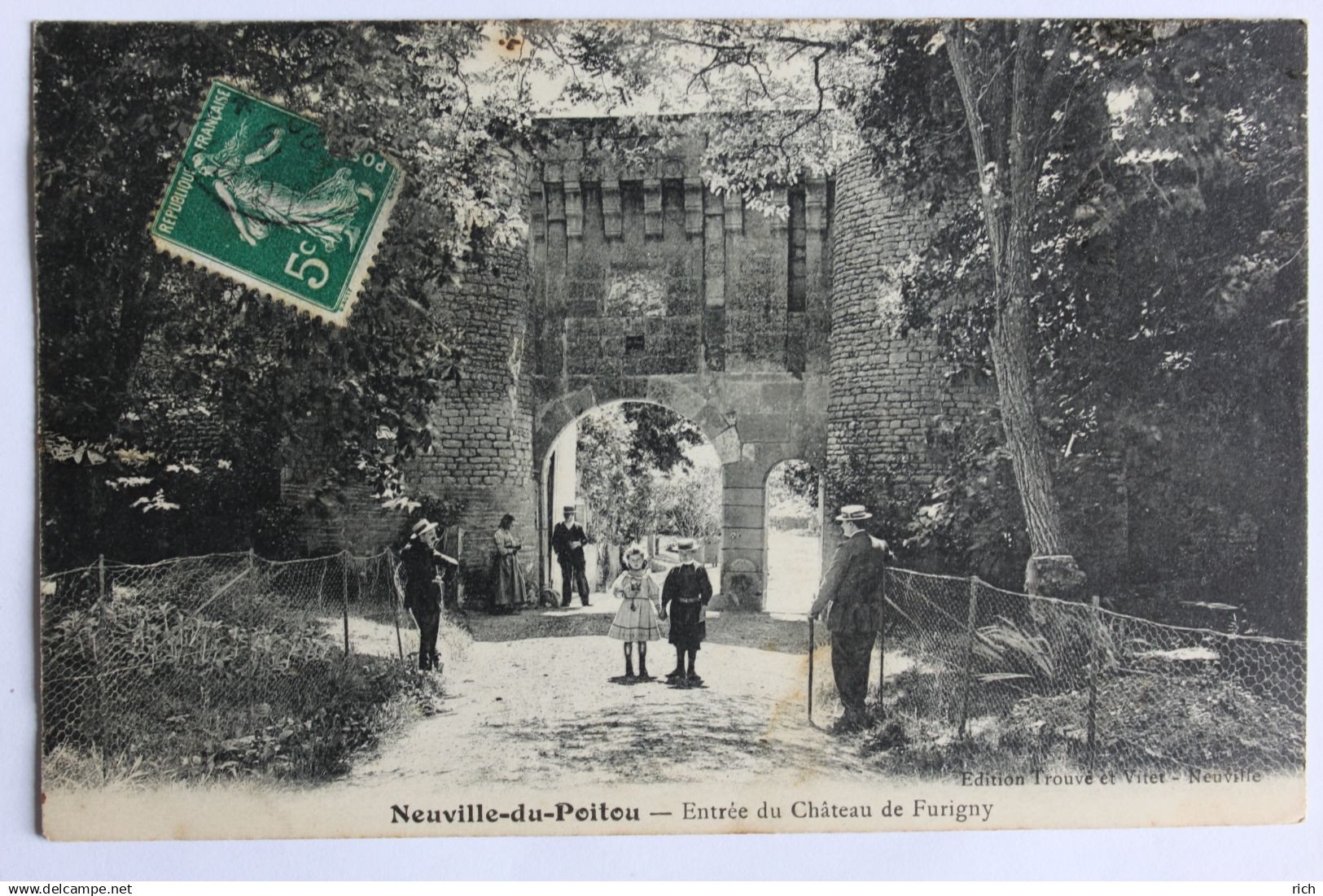 CPA   [86] Vienne >  Neuville en Poitou - Neuville du Poitou - Entrée du Château de Furigny