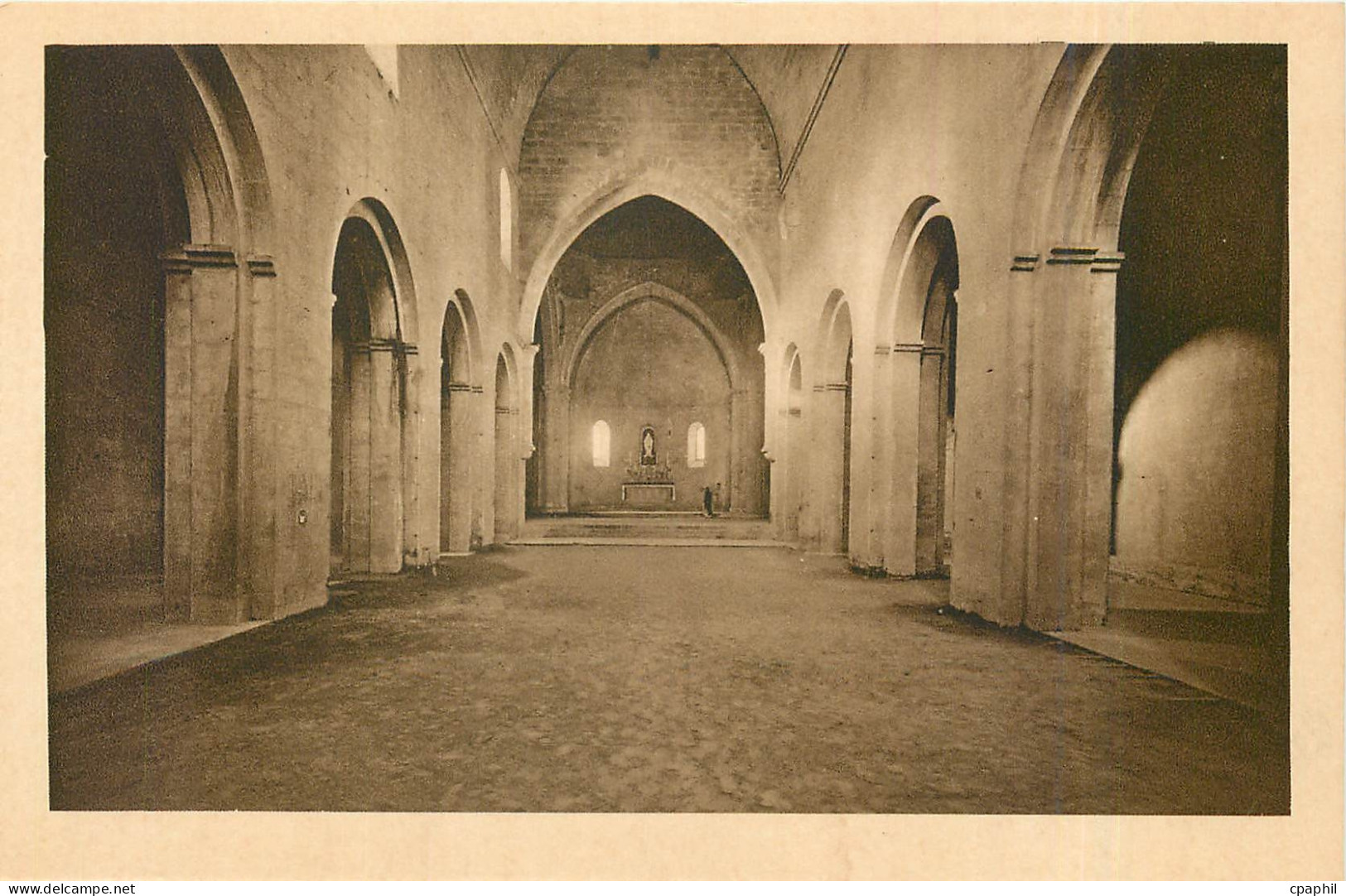 CPA Abbaye de Senanque Gordes Vaucluse Eglise nef centrale
