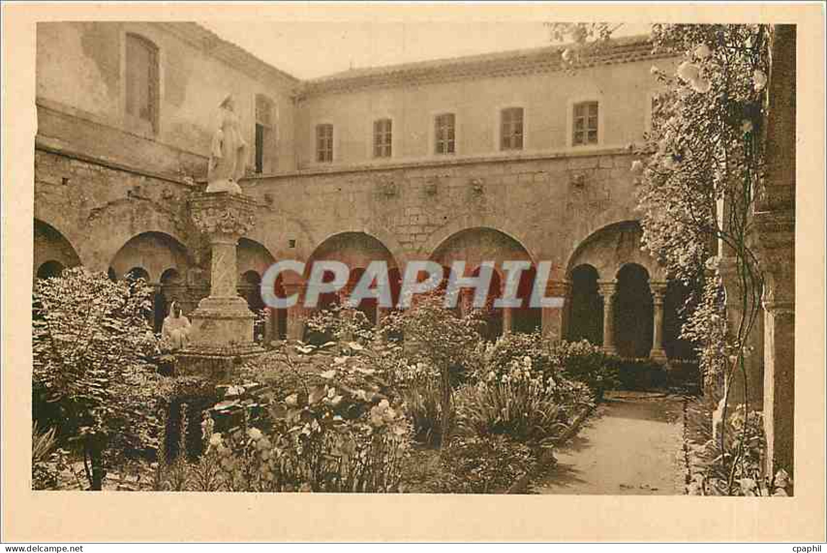 CPA Abbaye de Senanque Gordes Vaucluse Interieur du Cloitre