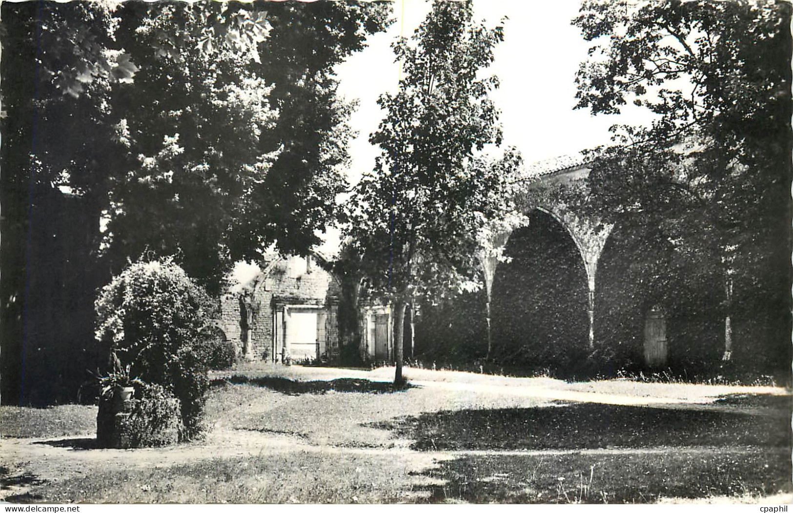 CPA Abbaye de St Michel en l'Herm Vendee Exterieur du Refectoire