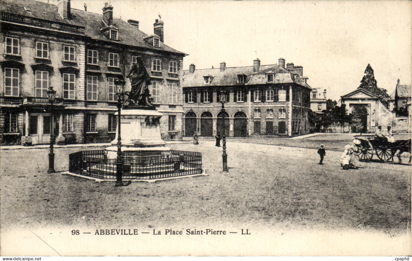 CPA Abbeville La place Saint Pierre
