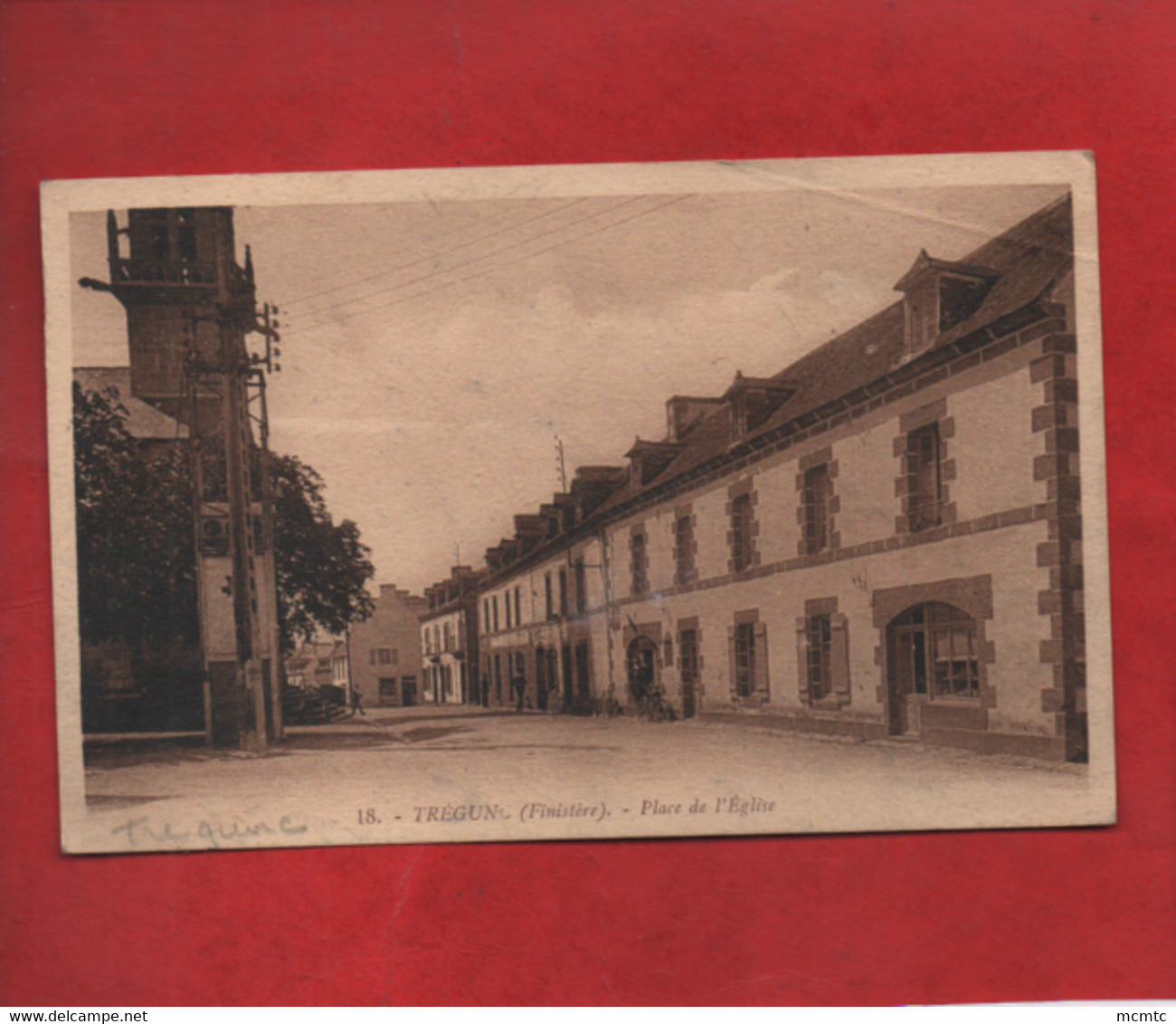CPA abîmée - Trégunc  - ( Finistère ) - Place de l'église