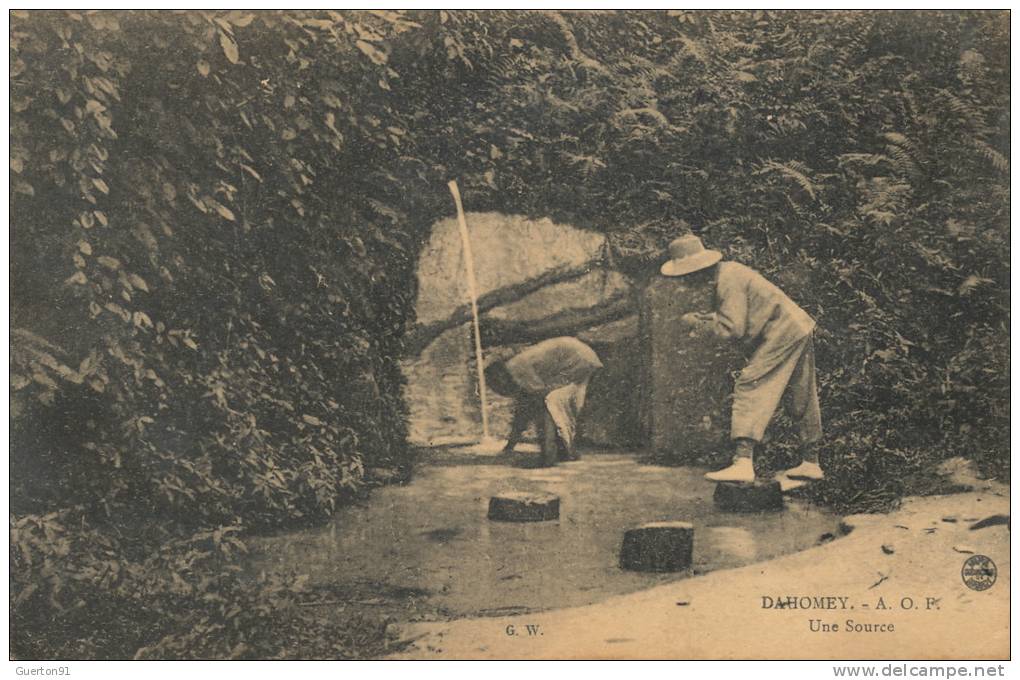 ( CPA AFRIQUE )  DAHOMEY  /  Une Source -