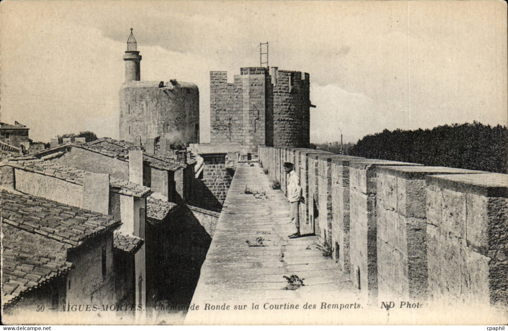 CPA Aigues Mortes Chemin de ronde sur la Courtine des remparts