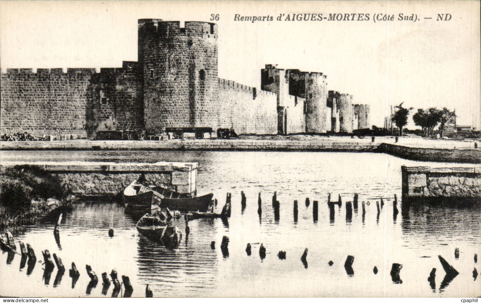CPA Aigues Mortes Les remparts