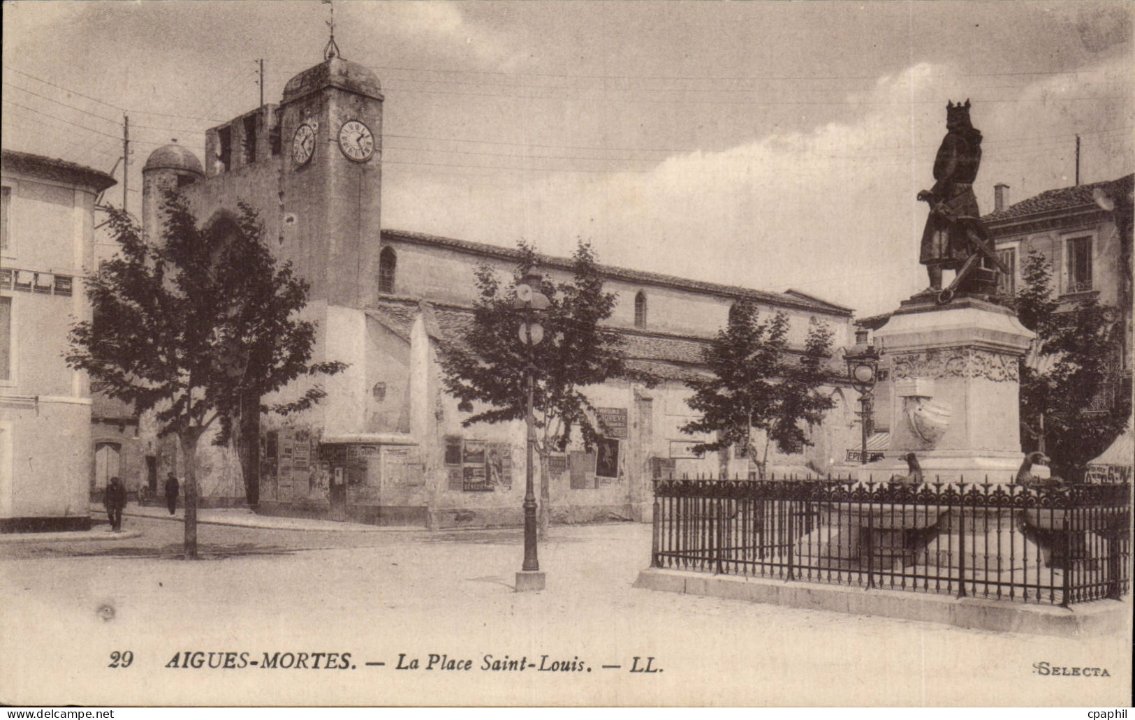 CPA Aigues Mortes Place Saint Louis