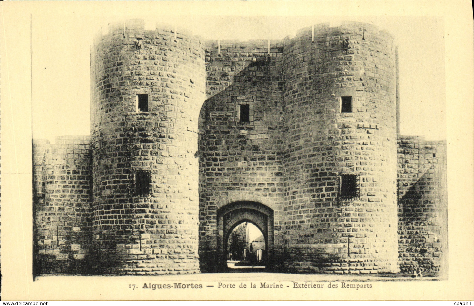 CPA Aigues Mortes Porte de la Marine Exterieur des remparts