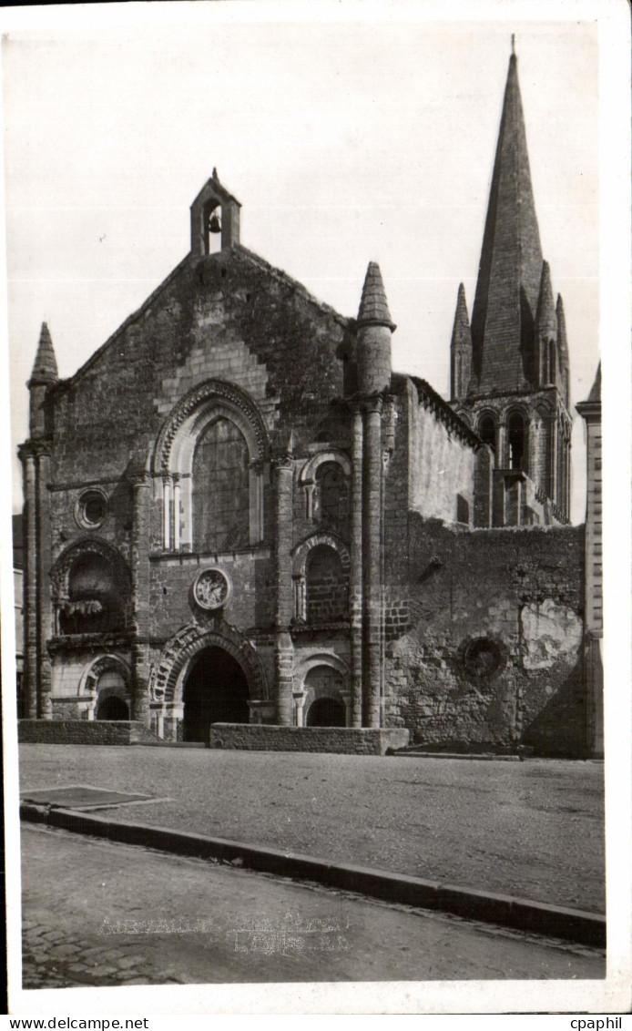 CPA Airvault (Deux Sevres) L Eglise