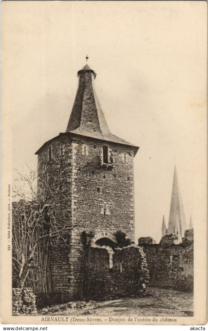 CPA AIRVAULT Donjon de l'Entree du Chateau (1141281)