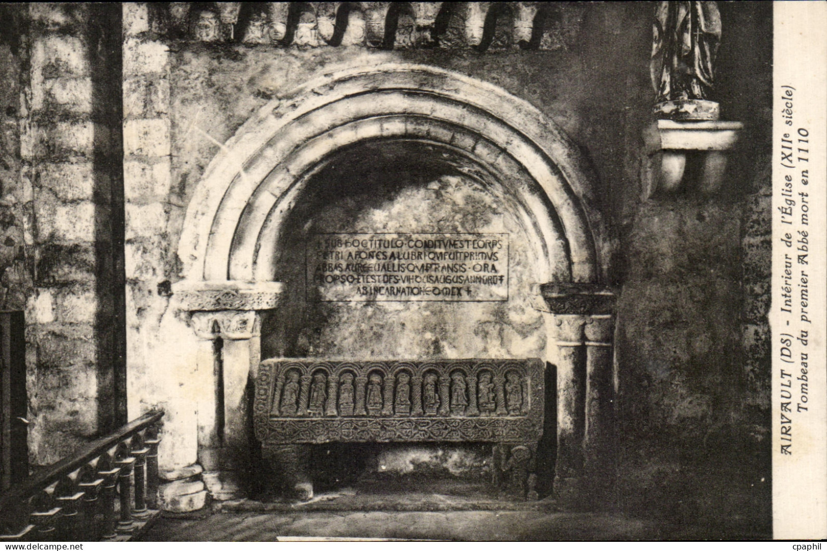 CPA Airvault Interieur de L'Eglise Tombeau de Premier Abbe Mort en 1110