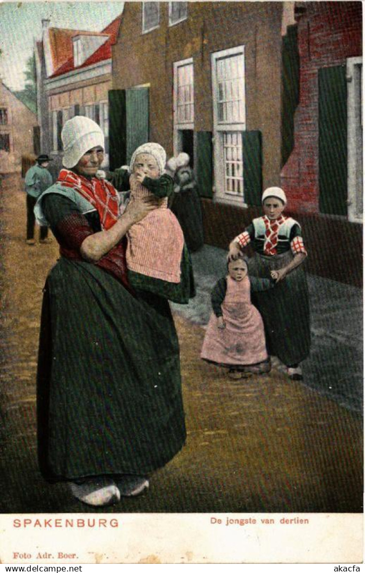 CPA AK SPAKENBURG De jongste van derlien NETHERLANDS (604551)