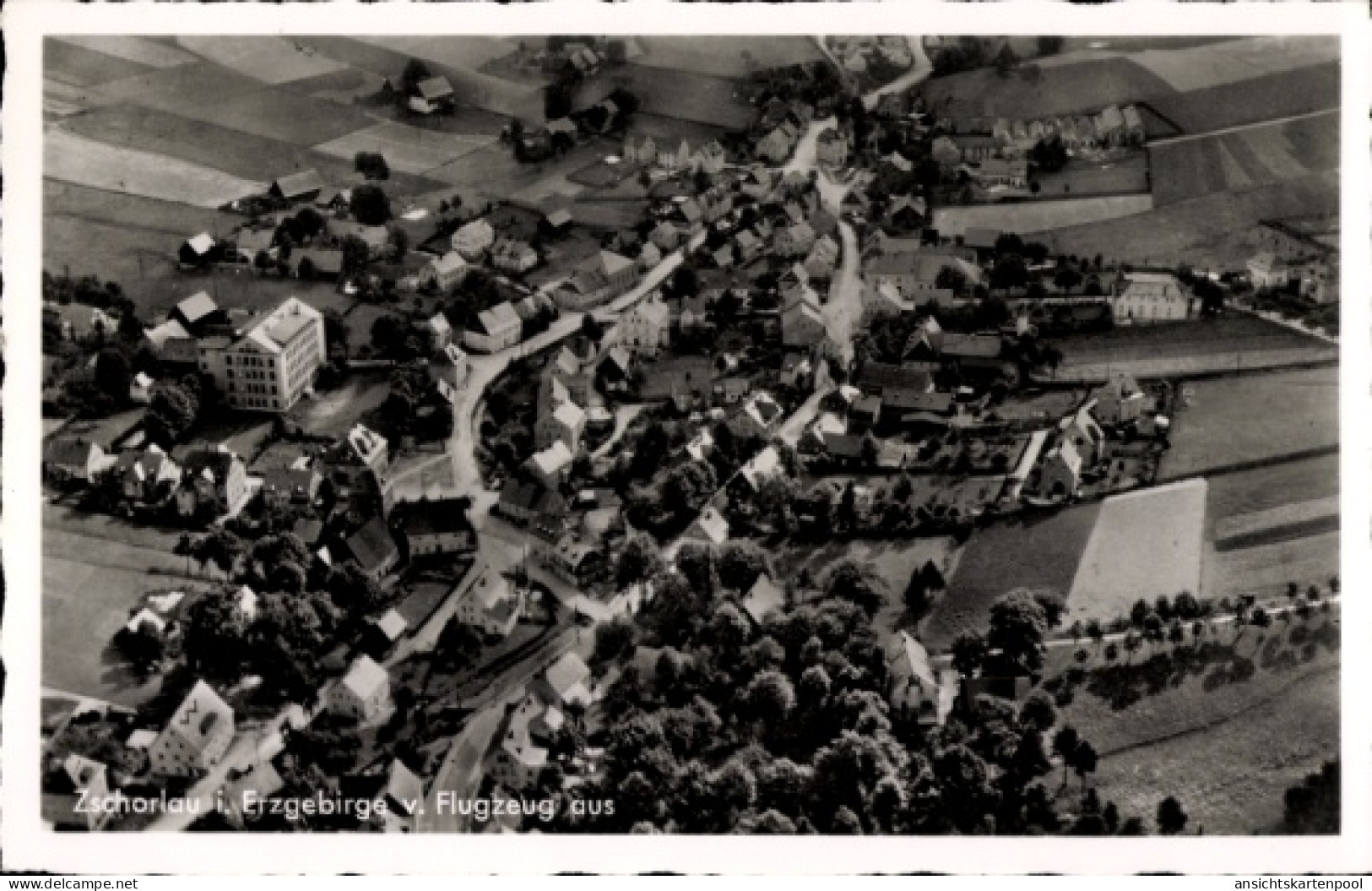 CPA Albernau Zschorlau im Erzgebirge, Rechenhaus, Luftaufnahme von Häuser, Straßen, Landschaft